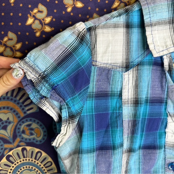 🦋5/20$🦋 plaid button down sleeveless shirt - Picture 3 of 7